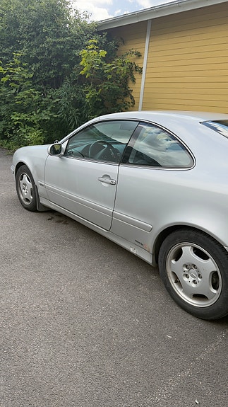 Mercedes-Benz CLK320 5 of 7