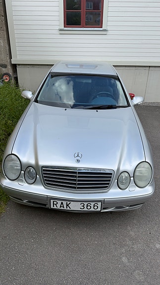 Mercedes-Benz CLK320 3 of 7