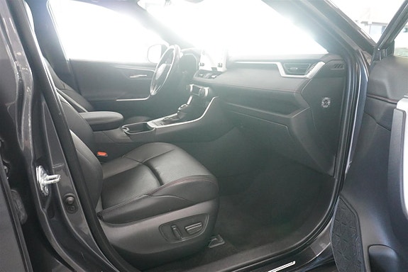Toyota RAV4 6 of 9