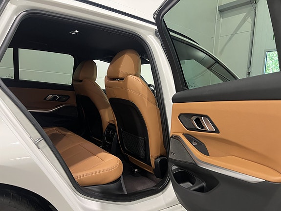 BMW 330e 11 of 30