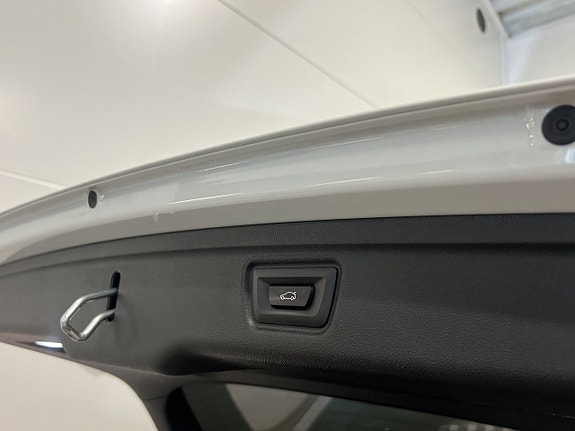 BMW 330e 13 of 30