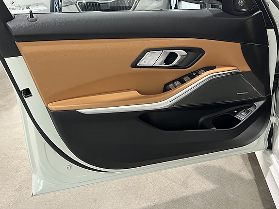 BMW 330e 9 of 30