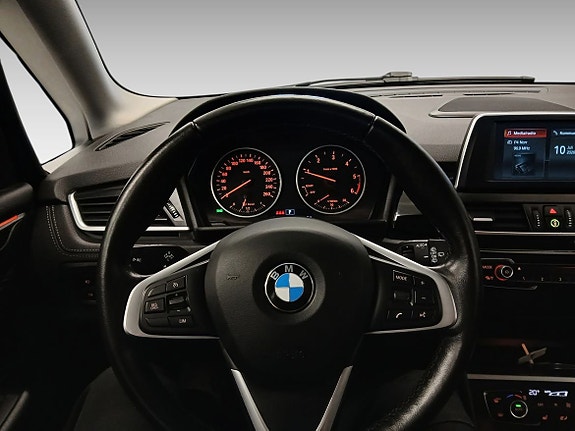 BMW 218d 5 of 12