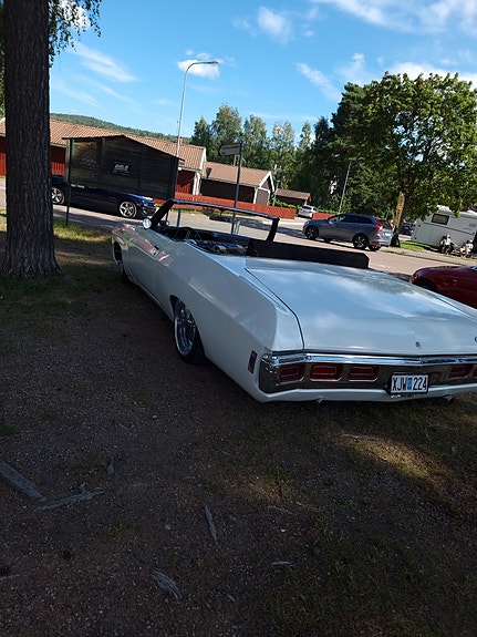 Chevrolet Impala 2 of 5