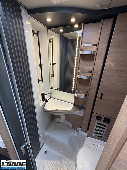 Knaus L!VE TI PLATINUM SELECTION 650 MEG (ALDE+Låga bäddar+Solcell+AC) 12 of 13