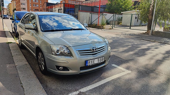 Toyota Avensis 2 of 9