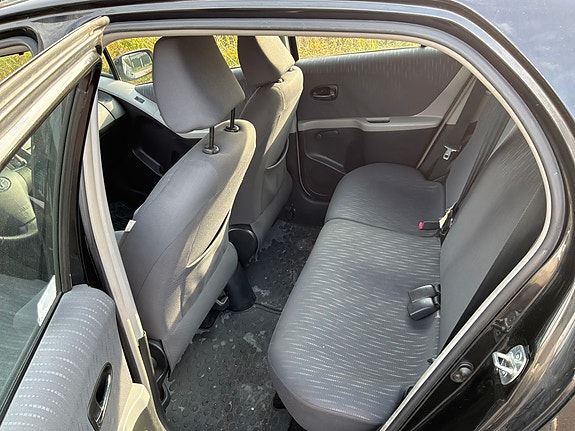 Toyota Yaris 6 of 7