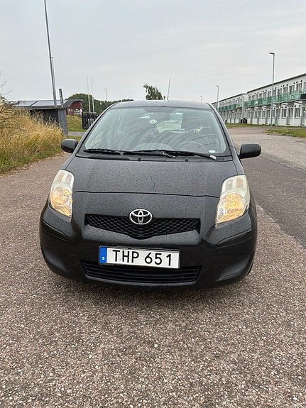 Toyota Yaris 3 of 7