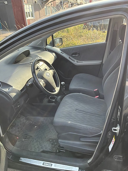 Toyota Yaris 4 of 7