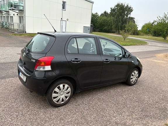 Toyota Yaris 2 of 7