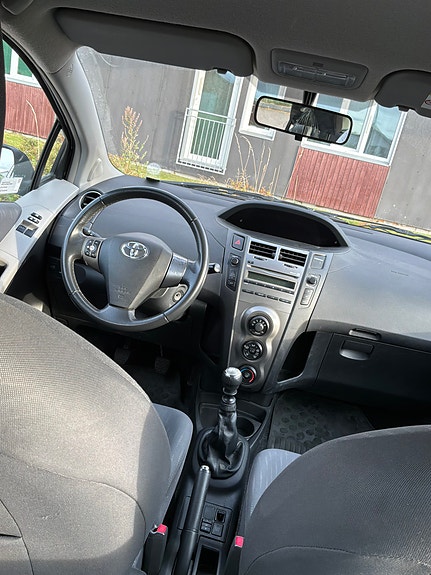 Toyota Yaris 5 of 7
