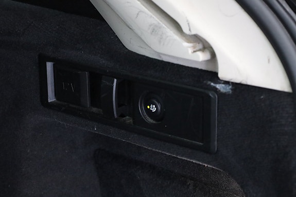 BMW 330e 13 of 24