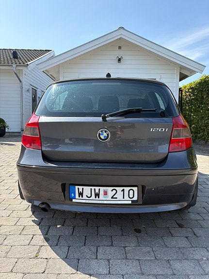 BMW 120i 5 of 9