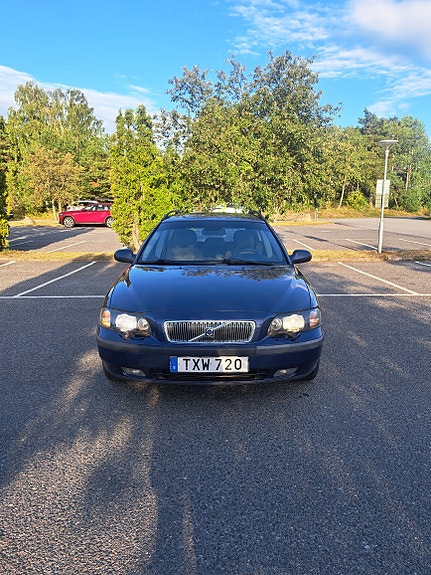 Volvo V70 2 of 8