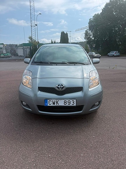 Toyota Yaris 3 of 12