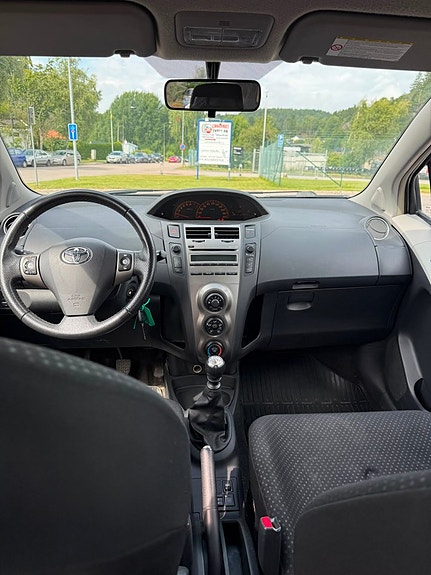 Toyota Yaris 9 of 12