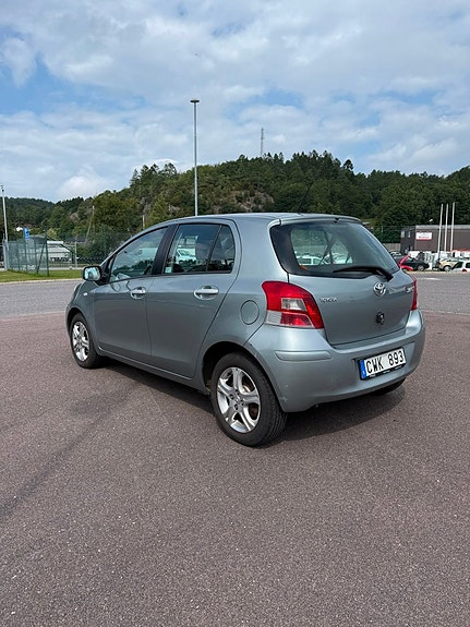 Toyota Yaris 7 of 12
