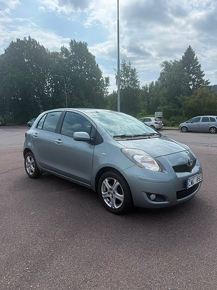Toyota Yaris 2 of 12