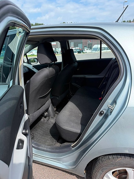 Toyota Yaris 11 of 12