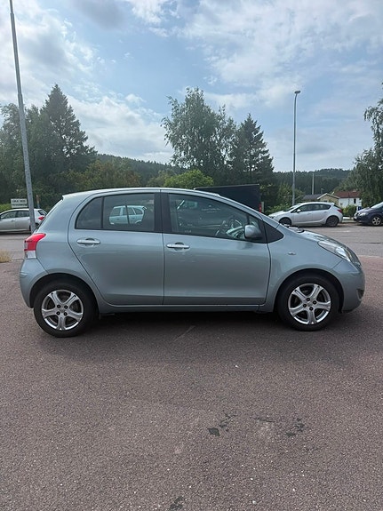 Toyota Yaris 4 of 12