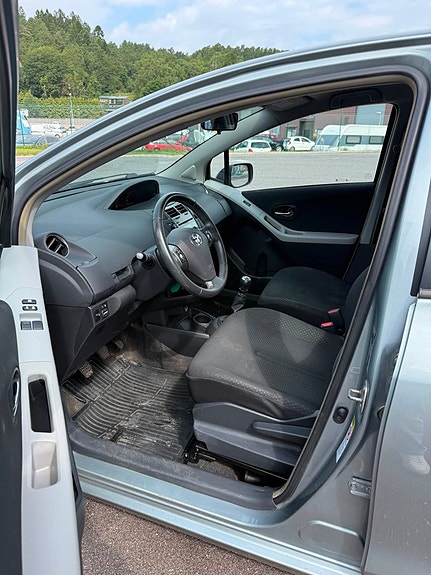 Toyota Yaris 10 of 12