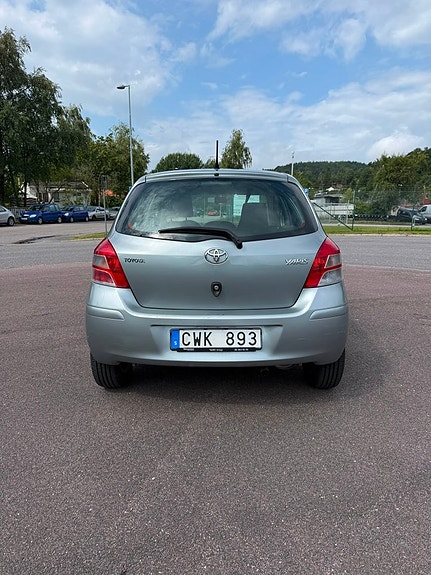 Toyota Yaris 8 of 12