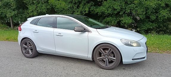 Volvo V40 2 of 10