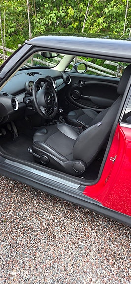 MINI Cooper 4 of 6