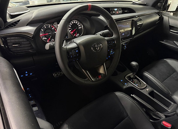Toyota HiLux 11 of 29