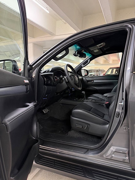 Toyota HiLux 14 of 29
