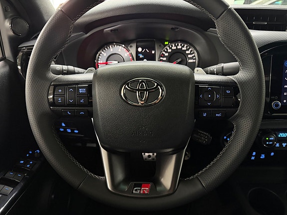 Toyota HiLux 16 of 29