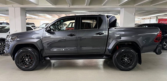 Toyota HiLux 2 of 29