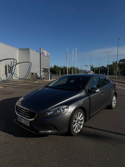 Volvo V40 2 of 9