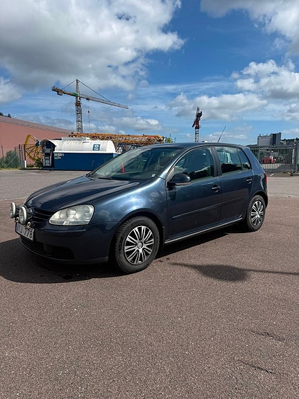 Volkswagen Golf V 2 of 12