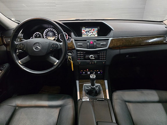 Mercedes-Benz E200 8 of 12