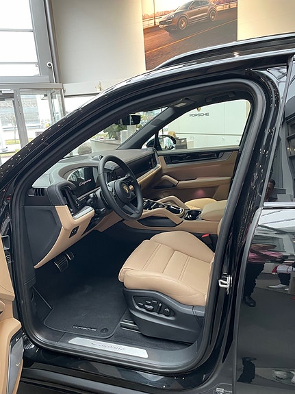 Porsche Cayenne 2 of 4