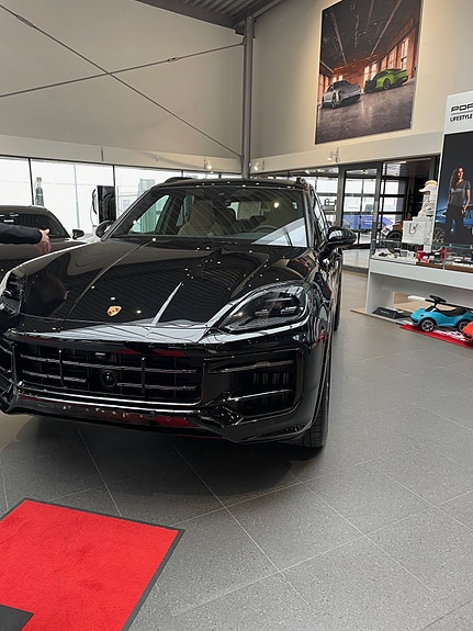 Porsche Cayenne 3 of 4