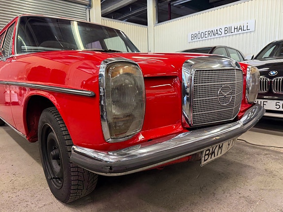 Mercedes-Benz 230 2 of 11