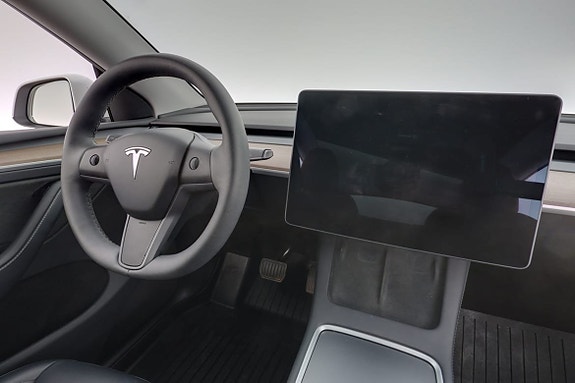 Tesla Model Y 14 of 29