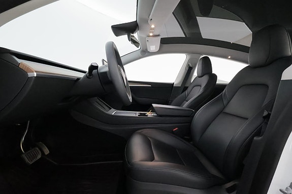 Tesla Model Y 10 of 29