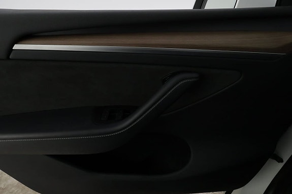 Tesla Model Y 27 of 29