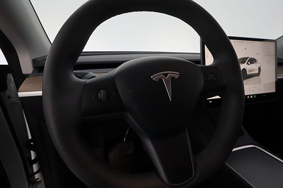 Tesla Model Y 16 of 29