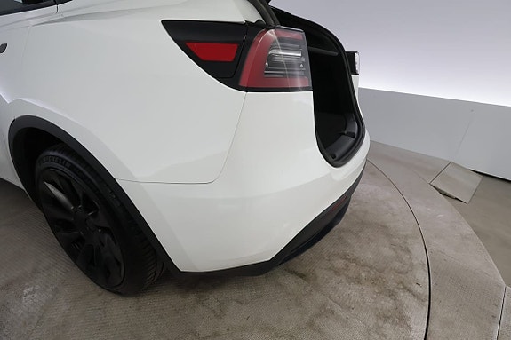 Tesla Model Y 7 of 29