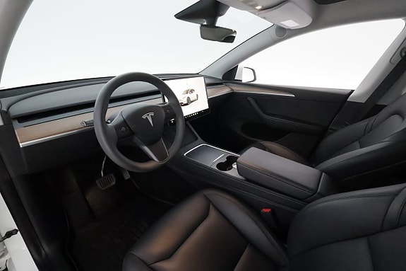 Tesla Model Y 12 of 29