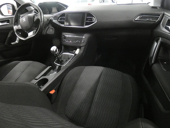 Peugeot 308 SW 13 of 17