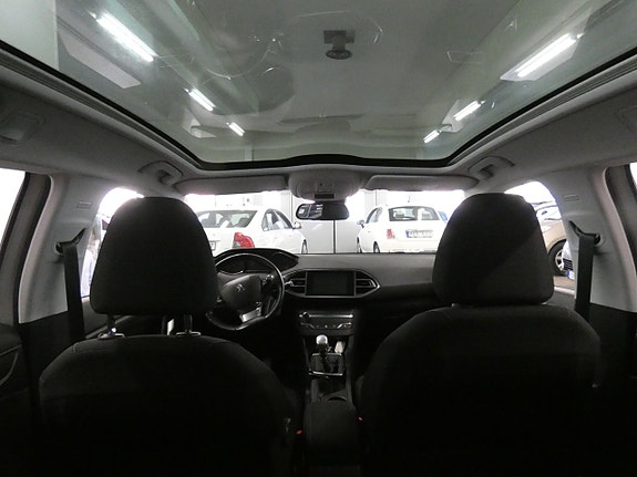Peugeot 308 SW 15 of 17