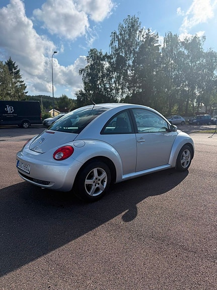 Volkswagen New Beetle 4 of 11