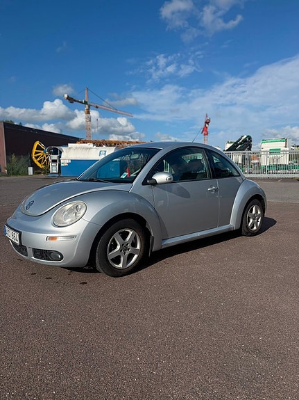 Volkswagen New Beetle 2 of 11