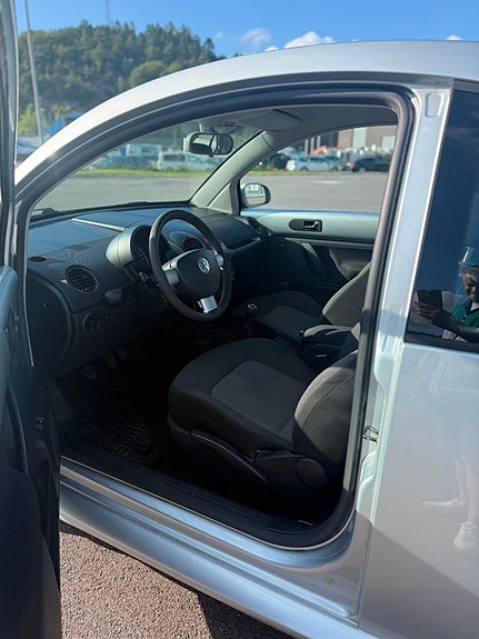 Volkswagen New Beetle 9 of 11