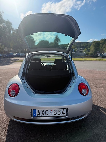 Volkswagen New Beetle 8 of 11